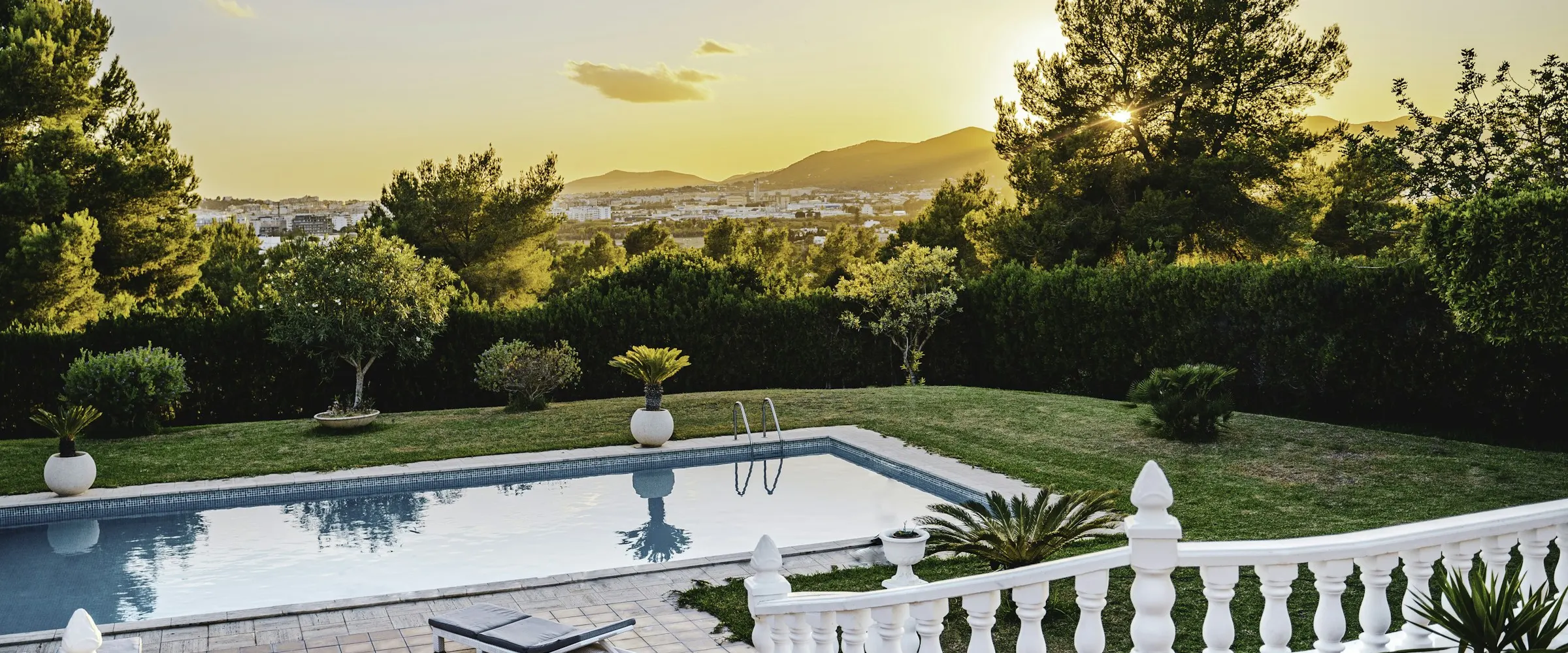 Piscina a sfioro al tramonto