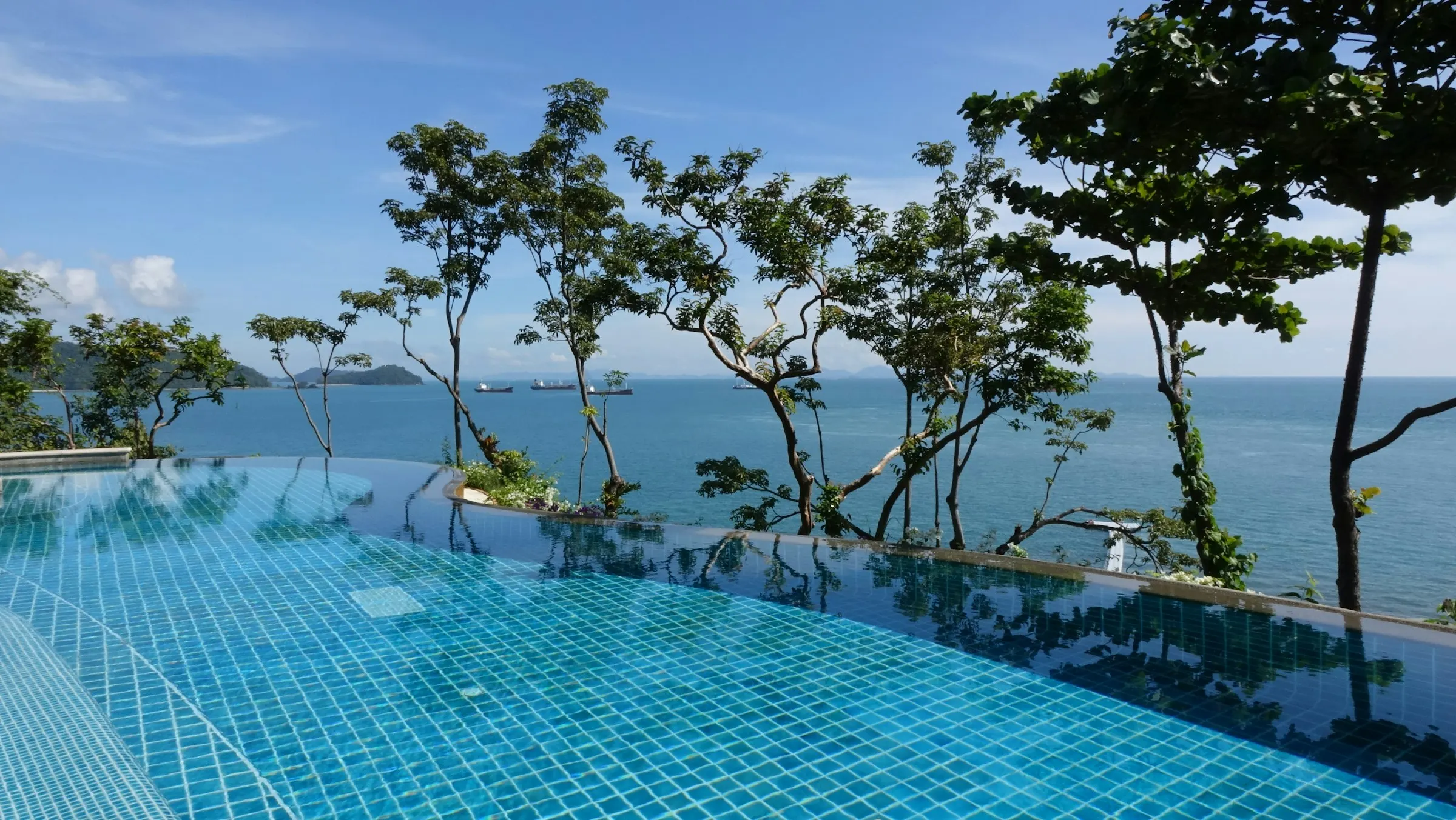 Piscina a sfioro con vista sul mare