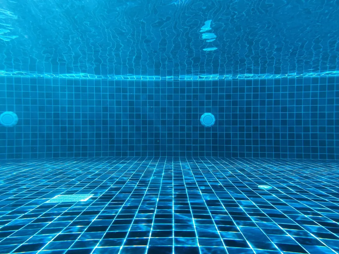 Vista subacquea delle bocchette di mandata di una piscina