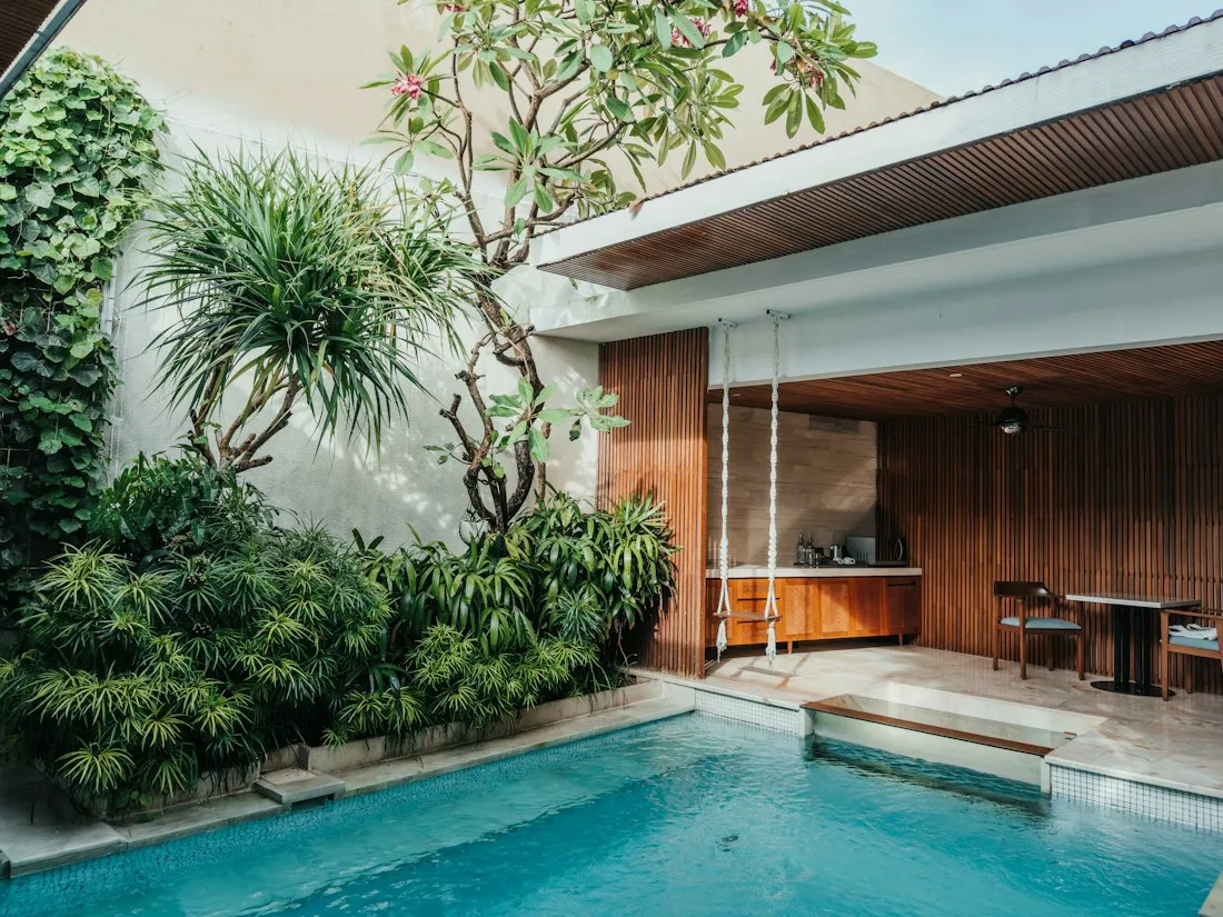 Piscina moderna in un giardino tropicale