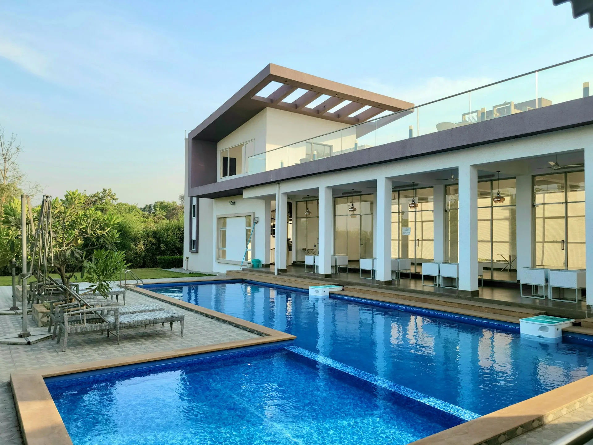 Villa moderna con piscina a sfioro