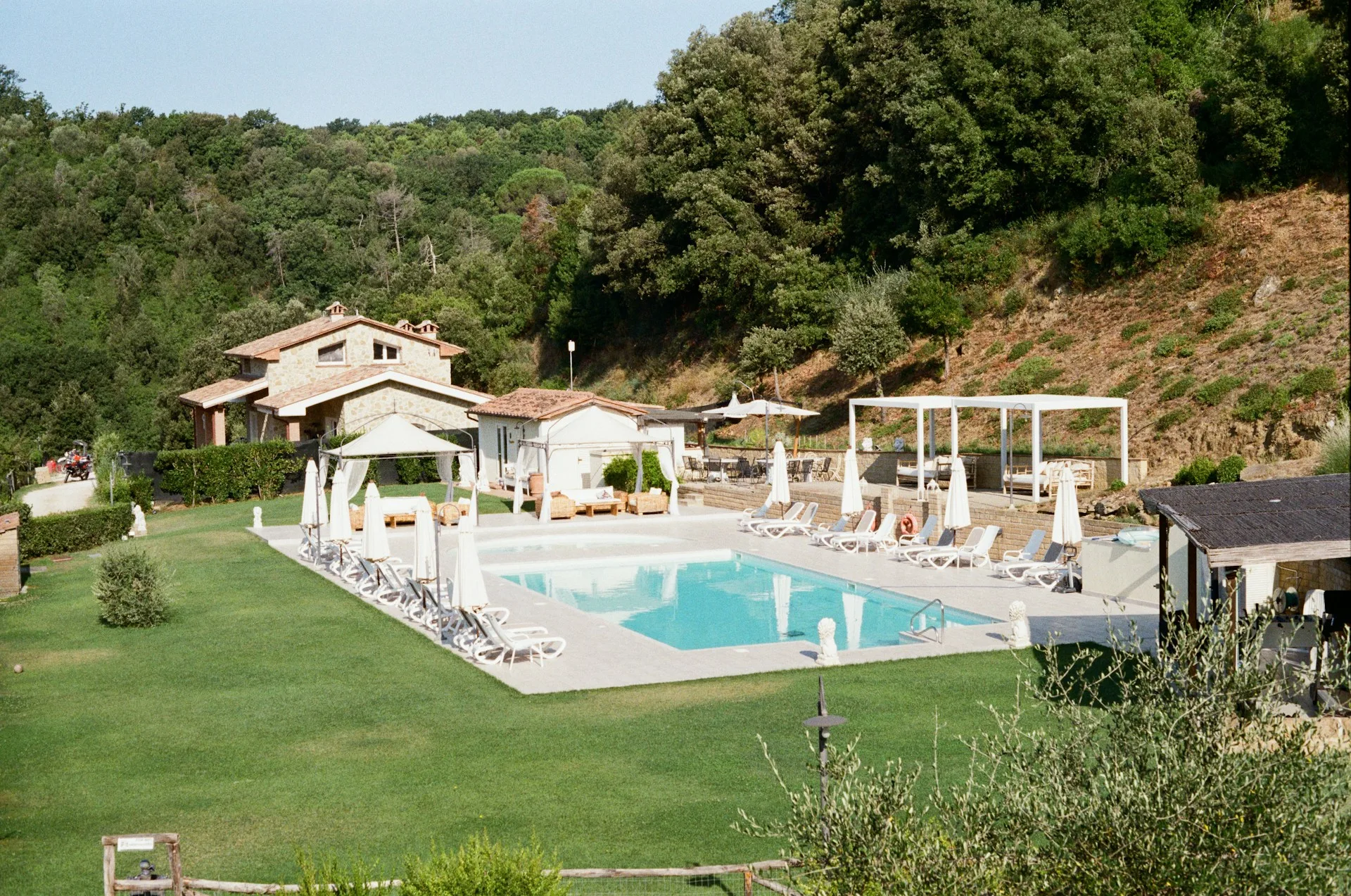 Casale di campagna con piscina e gazebo