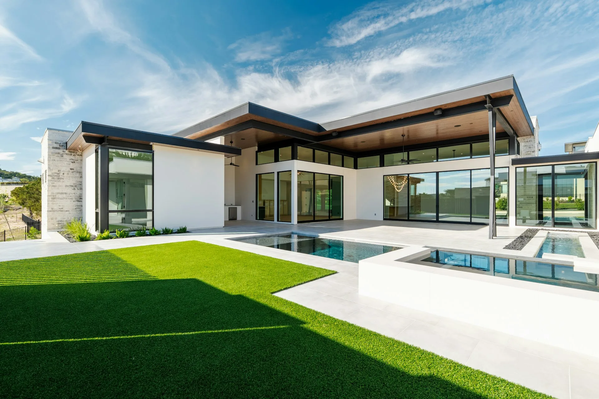 Villa minimalista con piscina a filo prato