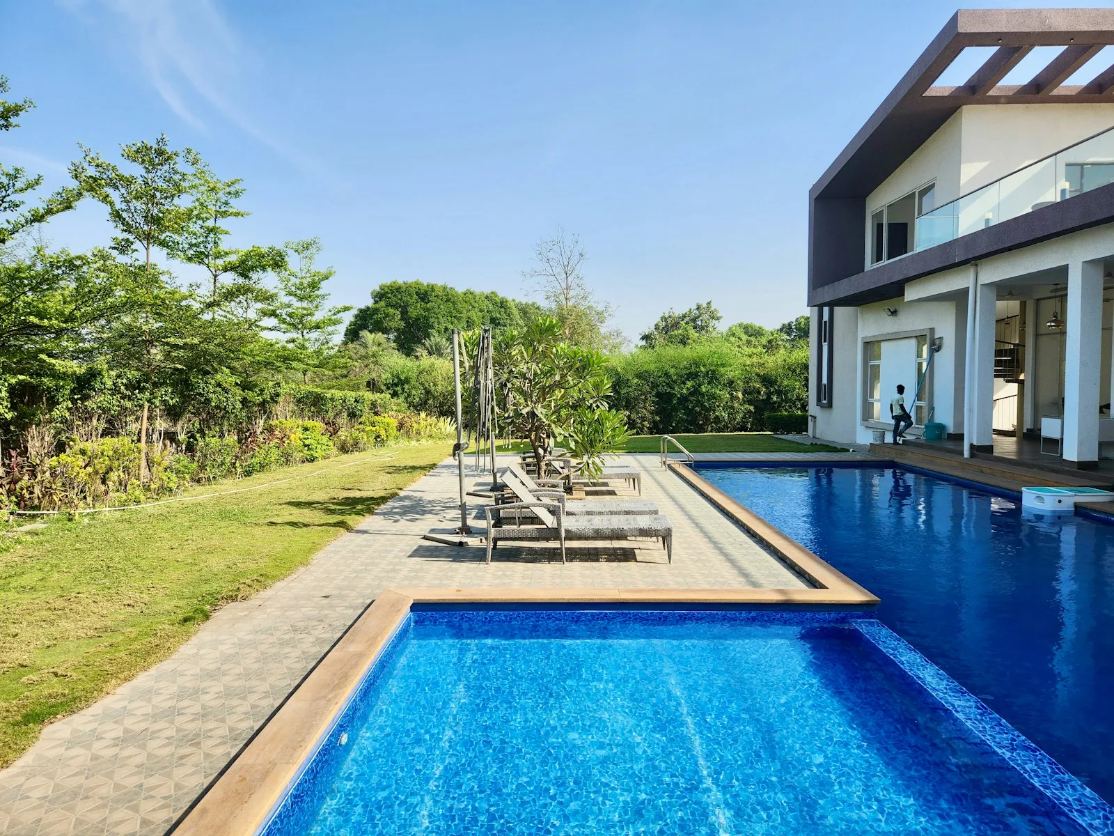Villa moderna con piscina a sfioro — foto 2