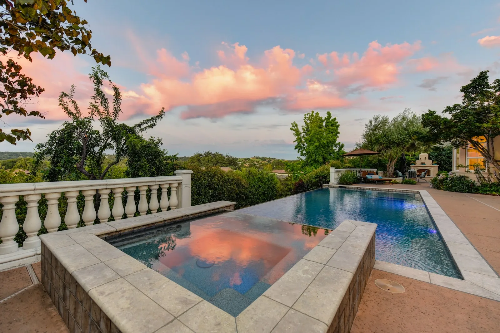Villa classica con piscina panoramica — foto 2