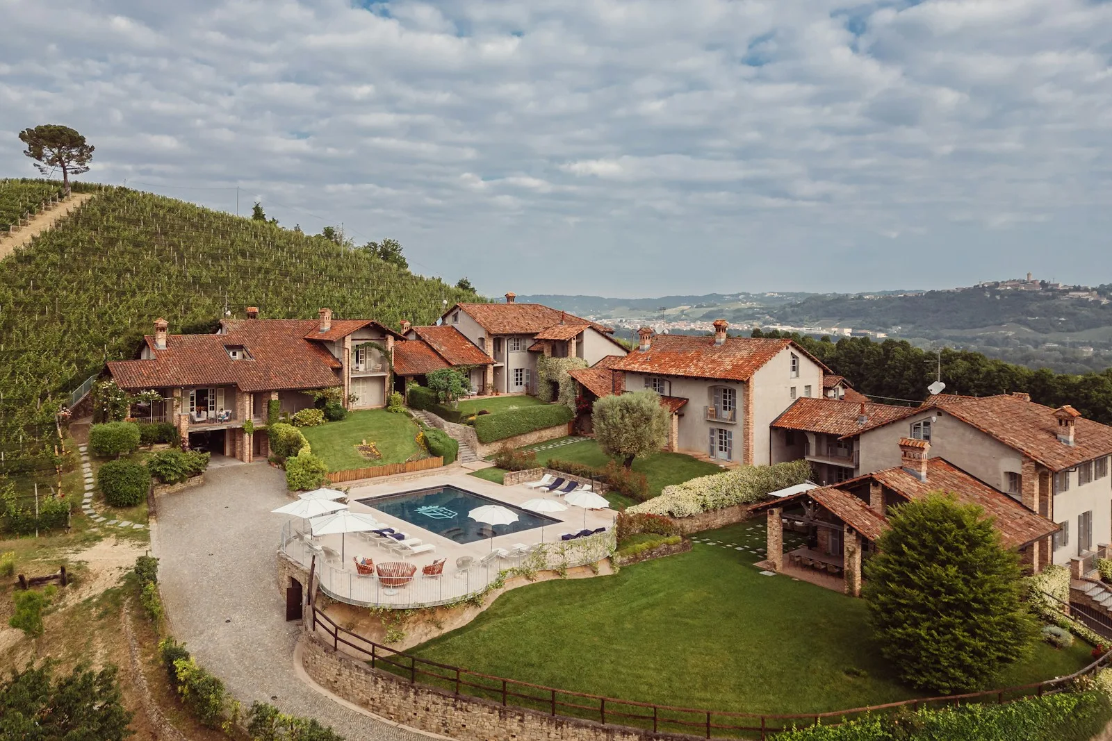 Tenuta tra i vigneti con piscina — foto 1