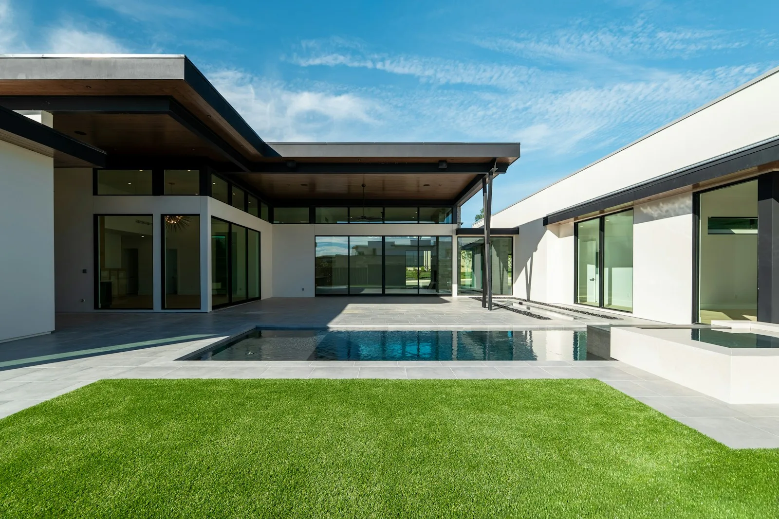 Villa minimalista con piscina a filo prato — foto 2